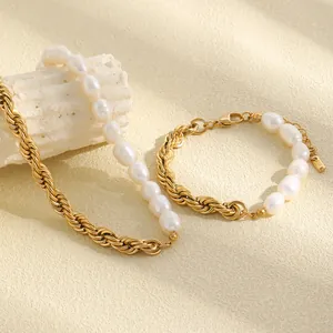 Detaillierte Nahaufnahme von retro 18K vergoldeten Kordelketten und Perlen Schmuckset