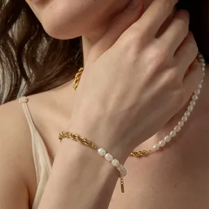 Detailansicht von goldenem Kordelkette und Perlenarmband Set, getragen von einem Model