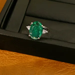 Macro-detail van elegante zilveren ring met een grote ovale groene zirkoon edelsteen