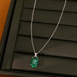 Elegante ketting met ovale smaragdgroene zirkonia hanger aan een zilveren ketting.