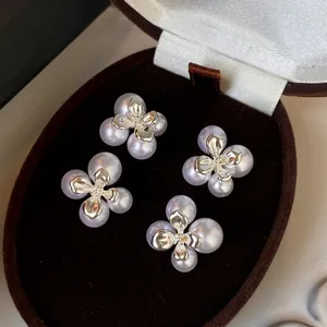 Französische Vintage Blumen Künstliche Perlen Stahl Legierung Ohrstecker Elegante Gold Silber Blumen Ohrringe Für Damen Täglich Bankett