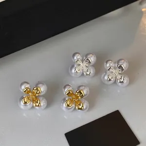 Elegante französische Vintage Blumen-Perlenohrstecker in Gold- und Silber-Optik.