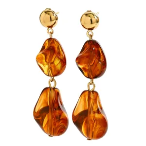 Elegante amberkleurige hars hangende oorbellen met onregelmatige kralen en gouden knopjes