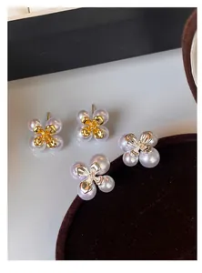 Nahaufnahme von eleganten französischen Retro-Blumenperlenohrsteckern