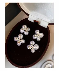 Nahaufnahme von französischen Vintage-Blumen-Perlenohrringen in einer Luxus-Schmuckschatulle