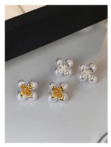 Nahaufnahme von exquisiten französischen Vintage-Blumenperlenohrringen in Gold und Silber