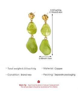 Gedetailleerd overzicht van groene hars oorbellen met koperen studs en productspecificaties