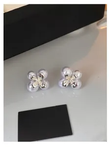 Nahaufnahme eleganter französischer Vintage-Perlenohrstecker in Blumenform
