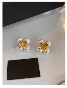 Detailansicht französischer Retro-Blumenohrstecker mit vier eleganten weißen Perlen