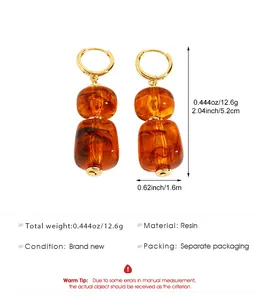 Detailoverzicht van amberkleurige hars oorbellen met afmetingen en materiaalspecificaties
