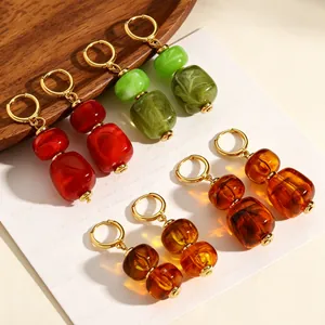 Gedetailleerde macro-opname van onregelmatige harskralen oorbellen in diverse kleuren