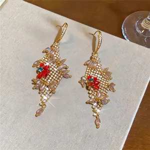 Gedetailleerde macro-opname van elegante goudkleurige oorbellen met fonkelende kristallen.