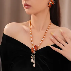 Élégante parure collier vintage en perles avec pendentif fleur en cristal ambré