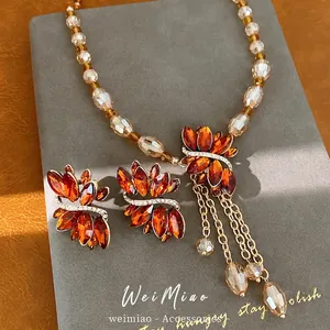 Parure élégante collier de perles ambre et boucles d'oreilles fleur à glands