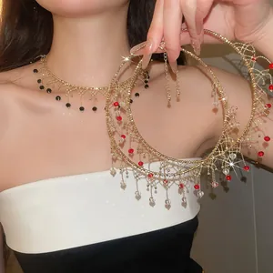 Détail du collier ras du cou en dentelle de cristal doré avec perles rouges et claires