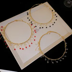 Détail de dentelle métallique et perles de cristal colorées sur colliers ras de cou