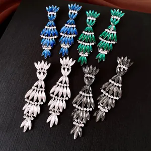 Elegante mehrfarbige Kristallohrringe mit Blattquasten auf schwarzem Hintergrund-Display