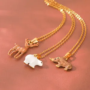 Gedetailleerde weergave van 3D roestvrijstalen dierenkettingen met emaille hangers
