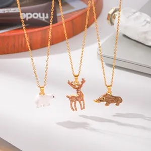 Detailweergave van 3D-dierhangers: sikahert, ijsbeer en wild zwijn in gouden afwerking