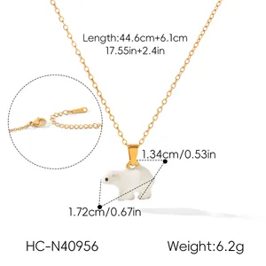 Detail van gouden roestvrijstalen ketting met witte emaille ijsbeertje en maatspecificaties