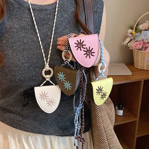 Détail des colliers porte-lunettes en cuir vintage avec motifs solaires en plusieurs couleurs.
