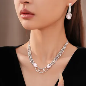 Elegantes Schmuckset mit rosa ovalem Stein und Strassohrringen an einem Model gezeigt