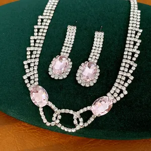 Detailansicht des luxuriösen silbernen Schmucksets mit rosa Kristall und glänzenden Strasssteinen