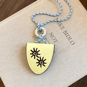 Détail du collier porte-lunettes rétro en cuir tournesol avec cordon bleu tressé