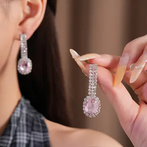 Exquisite Tropfenohrringe mit ovalen rosa Kristallanhängern und strassbesetzten Stielen