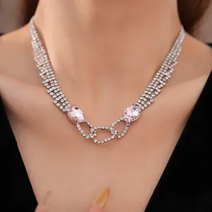 Detailansicht einer eleganten mehrsträngigen Strasskette mit ovalen rosa Steinen am Modell
