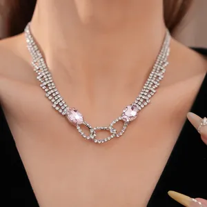 Detailansicht einer eleganten mehrreihigen Strasskette mit rosa ovalen Kristallen.