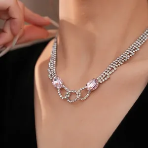 Detaillierte Nahaufnahme einer eleganten Strasshalskette mit rosa ovalen Edelsteinen