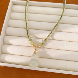 Collana a due fili di perline verdi con ciondolo a zucca di giada, placcata oro 18k.