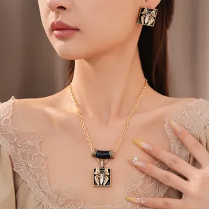 Vintage-Schmuckset mit schwarzem Emaille-Schmetterling und Strass an einem eleganten Model