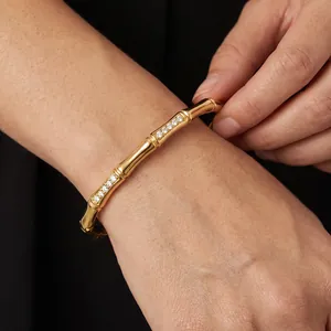 Gedetailleerde weergave van een 18k vergulde bamboe design armband met ingelegde zirkonia's