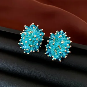 Detailansicht der facettierten blauen Kristallperlen-Ohrstecker mit Roségold-Akzenten