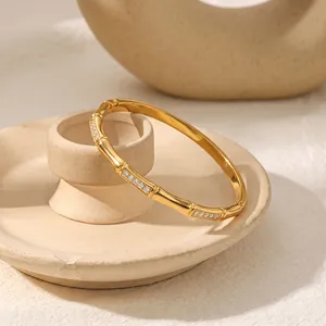 Detailopname van bamboe design roestvrijstalen armband met zirkoon en 18k goud plating