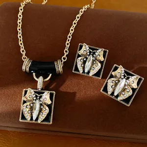 Nahaufnahme von Vintage-Schmuckset aus schwarzem Emaille-Schmetterling mit funkelnden Strass