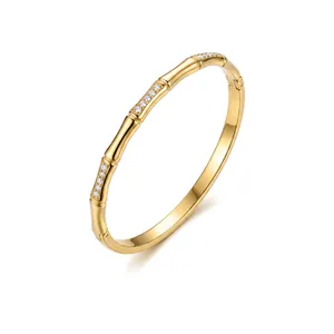 Prachtig gedetailleerd zicht op bamboe armband met zirkonia en 18k goud vergulding