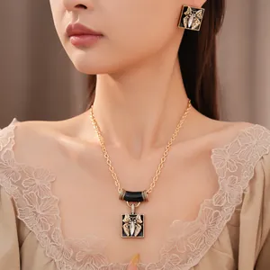Detailansicht eines Vintage-Emaille-Schmetterling-Halsketten- und Ohrring-Sets auf Modell