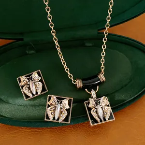 Nahaufnahme eines Vintage-Schmucksets mit Schmetterlingsmotiv und schwarzen Kristallen