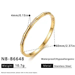 Detailweergave van gouden bamboe roestvrijstalen armband met maat- en gewichtsinfo