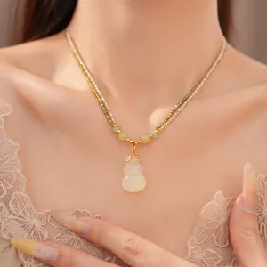 Detailansicht der 18 Karat vergoldeten zweilagigen Perlenkette mit Jade-Anhänger