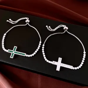 Gros plan de deux élégants bracelets réglables en croix avec zircons en finition argentée
