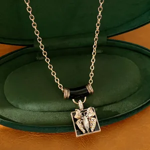Detailansicht der Vintage-Halskette mit quadratischem Schmetterlingsanhänger und Diamanten