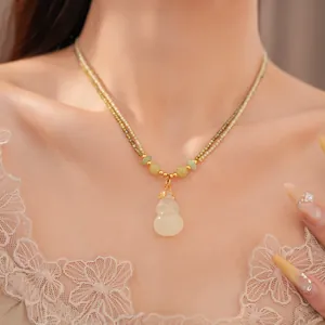 Detailansicht der doppellagigen Steinperlenkette mit elegantem Jade-Flaschenkürbis-Anhänger