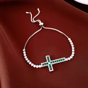 Vue détaillée d'un élégant bracelet bolo argenté orné d'une croix en zircon vert et blanc chic