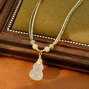 Detailansicht der 18 Karat vergoldeten zweilagigen Perlenkette mit Jade-Anhänger