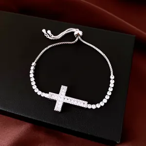 Détail d'un bracelet croix en zircone étincelant avec un fermoir coulissant réglable