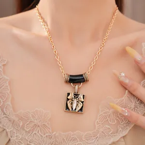 Vintage quadratische Schmetterlings-Halskette mit Emaille und Strass auf goldener Kette.